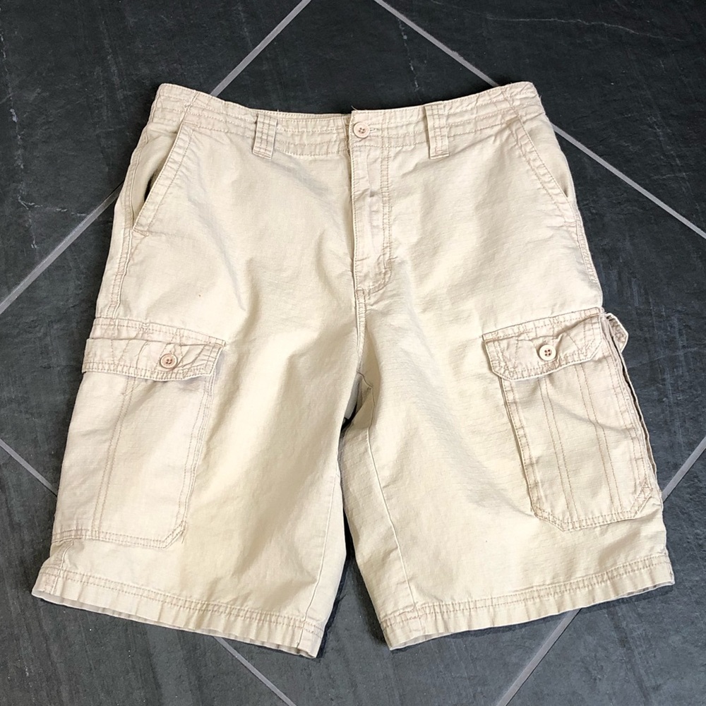 30” waist Men’s Cargo Shorts